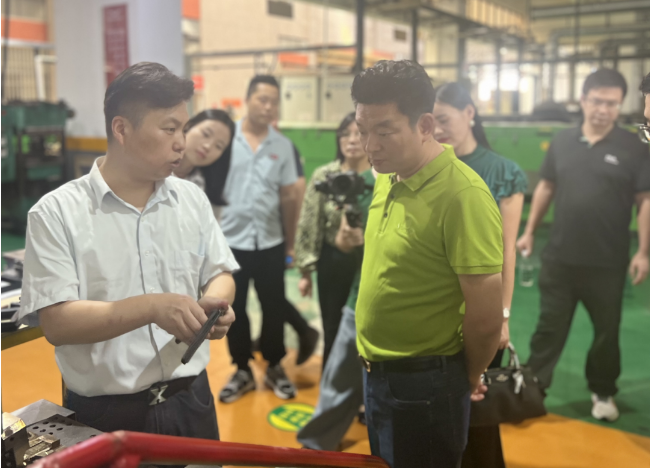 榮基塑料制品有限公司一直以來致力于創(chuàng)新和卓越，為門窗行業(yè)提供高品質(zhì)的密封膠條產(chǎn)品。在曾奎會長的引領(lǐng)下，走訪團(tuán)成員深入?yún)⒂^了榮基公司的智能化車間。2022年底，榮基對其煉膠中心進(jìn)行了全面煥新升級，引進(jìn)了全自動上輔機和下落式密煉機混煉膠系統(tǒng)，并植入了自動化管理系統(tǒng)，這不僅進(jìn)一步提高了產(chǎn)能，也徹底提升了企業(yè)的智能化管理水平。
