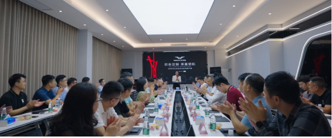 在隨后的座談會上，雙方進(jìn)行了深入的交流與探討。座談會由榮基公司總經(jīng)理劉進(jìn)容主持，他詳細(xì)介紹了榮基的發(fā)展歷程、技術(shù)優(yōu)勢和經(jīng)典項目。特別值得一提的是，劉總還詳細(xì)闡述了榮基專為門窗企業(yè)研發(fā)的全新整框焊接密封膠條的性能和優(yōu)勢，引起了在座嘉賓的濃厚興趣。