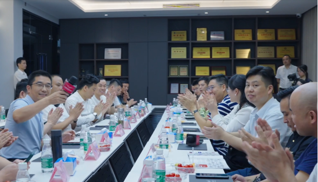 此次考察活動不僅讓廣東省門窗協(xié)會的成員們更深入地了解了榮基密封膠條的研發(fā)和生產(chǎn)過程，也讓他們深切感受到了榮基26年來一直堅持的“以技術(shù)取勝”的初心。高質(zhì)量發(fā)展已經(jīng)成為時代主題，門窗行業(yè)的提升也是不可逆轉(zhuǎn)的趨勢。榮基愿與門窗企業(yè)攜手同行，共同為人們提供更高品質(zhì)的生活保障。
