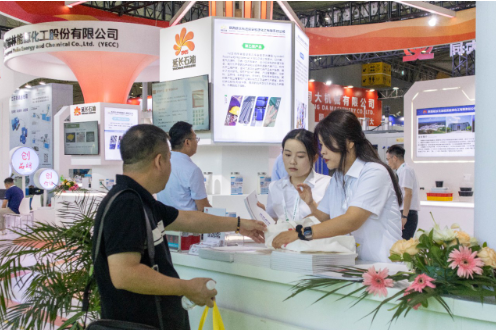 展會上，延安能化公司重點展示了30種化工產(chǎn)品，包括聚丙烯、聚乙烯、醇類和乙丙橡膠等。榆能化公司則展示了12種產(chǎn)品，包括聚乙烯、聚丙烯和EVA。西北橡膠公司則展示了11種產(chǎn)品，包括子午輪胎及各類橡膠制品。這些產(chǎn)品中，聚乙烯低壓管材料23050、EVA、聚丙烯低熔共聚料K8003以及三元乙丙橡膠、二丙基庚醇、子午輪胎等備受關(guān)注，吸引了眾多業(yè)內(nèi)人士前來咨詢洽談。  