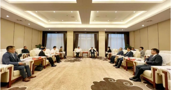 濮陽市委書記萬正峰在2023亞太涂料產(chǎn)業(yè)發(fā)展大會(huì)召開前夕會(huì)見了涂料行業(yè)的重要人物。與會(huì)者包括中國涂料工業(yè)協(xié)會(huì)會(huì)長(zhǎng)劉普軍、名譽(yù)會(huì)長(zhǎng)孫蓮英，以及來自多家涂料企業(yè)的高層代表。會(huì)議旨在加強(qiáng)合作關(guān)系，共同探討涂料產(chǎn)業(yè)的發(fā)展前景。