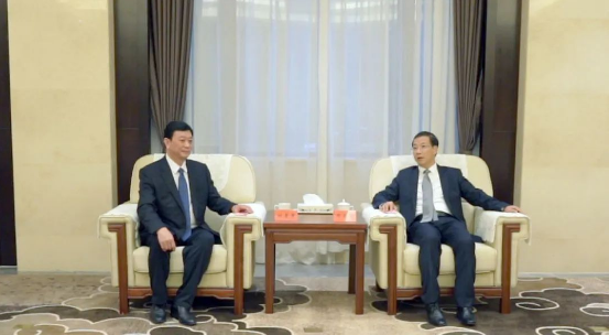 萬正峰書記在會(huì)見中指出，濮陽市地理位置優(yōu)越，是豫東北地區(qū)的重要中心城市之一。近年來，濮陽市積極推動(dòng)產(chǎn)業(yè)升級(jí)和轉(zhuǎn)型發(fā)展，形成了以石油化工、裝備制造、食品加工等為主導(dǎo)的產(chǎn)業(yè)體系。涂料產(chǎn)業(yè)作為其中的重要分支，正蓬勃發(fā)展。中國·濮陽綠色涂料產(chǎn)業(yè)園作為全國首家綠色涂料產(chǎn)業(yè)園，已吸引了眾多知名企業(yè)如展辰、東方雨虹、三棵樹、立邦等入駐，展現(xiàn)出廣闊的發(fā)展前景。