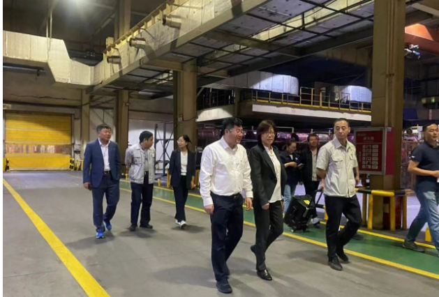 之后，徐文英一行到延長橡膠公司、高壓膠管分公司、膠布制品分公司、橡膠制品分公司、橡膠新材料分公司等生產(chǎn)車間進行了現(xiàn)場調(diào)研，張航偉總經(jīng)理詳細(xì)介紹了各個公司的生產(chǎn)經(jīng)營狀況、產(chǎn)品發(fā)展現(xiàn)狀以及未來的規(guī)劃設(shè)想。同時，他們就產(chǎn)業(yè)轉(zhuǎn)型升級進行了深入交流。