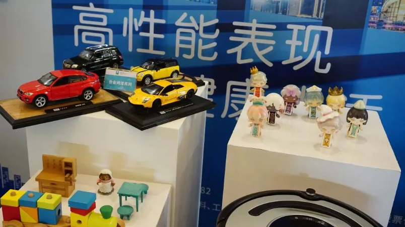 其中，與故宮聯(lián)名的三棵樹展示了中國漆和中國色的魅力，立邦則以科技創(chuàng)新和低碳發(fā)展為主題展示了裝配式節(jié)能裝飾一體化解決方案。紫荊花全方位展示了其品牌及產(chǎn)品實力，包括家裝涂料、工程涂料、藝術涂料、玩具涂料、家具涂料、防腐涂料等。
