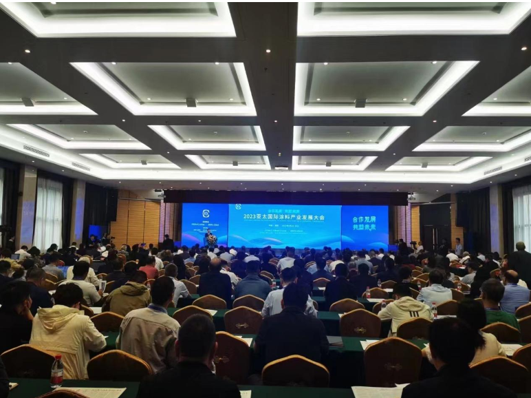 近日，濮陽市舉辦的2023亞太國際涂料產(chǎn)業(yè)發(fā)展大會在濮陽迎賓館盛大舉行。本次大會的主題定為“合作發(fā)展，共塑未來”，吸引了近400位來自國內(nèi)外涂料行業(yè)的專家學(xué)者、企業(yè)代表以及政府官員。