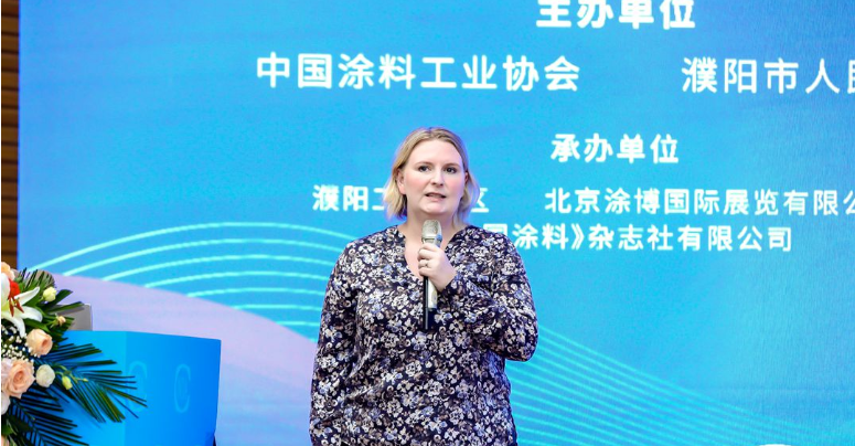 2023亞太國(guó)際涂料產(chǎn)業(yè)發(fā)展大會(huì)于近日在中國(guó)河南省濮陽(yáng)市盛大舉行。大會(huì)吸引了來(lái)自國(guó)家相關(guān)部委、世界涂料理事會(huì)、亞洲涂料理事會(huì)以及國(guó)內(nèi)外知名涂料企業(yè)的400余名代表參加。在會(huì)議期間，佐敦涂料東北亞總監(jiān)Michelle Ystad Eriksen女士發(fā)表了主題為“涂料產(chǎn)業(yè)可持續(xù)發(fā)展路徑分析”的重要演講。