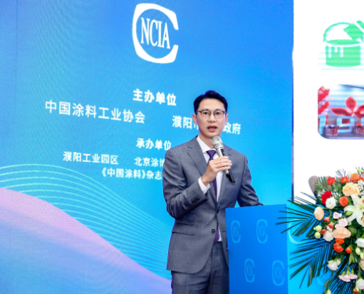 大會上，葉氏化工集團的行政總裁葉鈞先生發(fā)表了題為“傳統(tǒng)產業(yè)的新機遇”的精彩演講。他首先回顧了葉氏化工集團過去50年的發(fā)展歷程，該集團專注于化工行業(yè)，如今已成為全球最大的醋酸酯類溶劑廠商、中國排名第一的油墨生產商、中國領先的涂料制造商和汽車潤滑油品牌之一。然而，葉氏化工集團也積極應對中國經濟新階段的挑戰(zhàn)，采取了一系列措施，以謀求更大的發(fā)展突破。