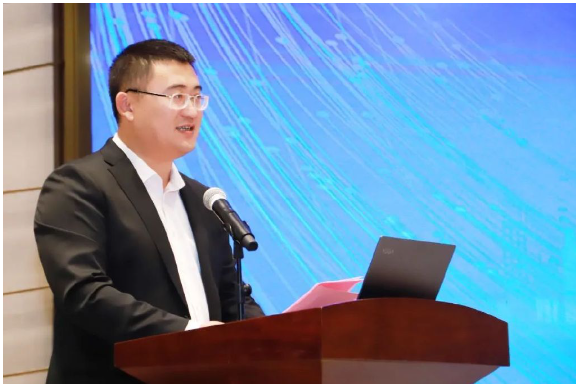 除了專題演講，會議還設有新產(chǎn)品推介環(huán)節(jié)，由青島漢纜股份有限公司技術中心工作人員向與會人員介紹了最新產(chǎn)品。與此同時，第三屆國家高壓超高壓電纜工程技術研究中心專家委員會也同步舉行。