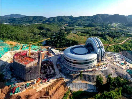 據(jù)悉，廣州航空輪胎大科學中心一期工程于2021年開工，定位為航空輪胎大科學科研中心，旨在促進科研成果的快速轉化和中試生產(chǎn)。該一期工程依托航空輪胎動力學大科學裝置和硬核科技中心核心科研平臺，打造了一個集科研、生產(chǎn)和住宿等多功能于一體的科學中心。
