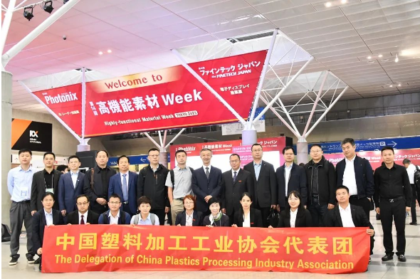 在展會參觀之后，代表團(tuán)前往參觀了一些中國塑協(xié)會員企業(yè)的展位，詳細(xì)了解了他們的展品、參展成果以及企業(yè)的生產(chǎn)經(jīng)營情況。同時(shí)，代表團(tuán)鼓勵(lì)這些企業(yè)積極參與國際展會，以拓展海外市場、擴(kuò)大產(chǎn)品應(yīng)用領(lǐng)域，通過交流與合作不斷提升競爭力。