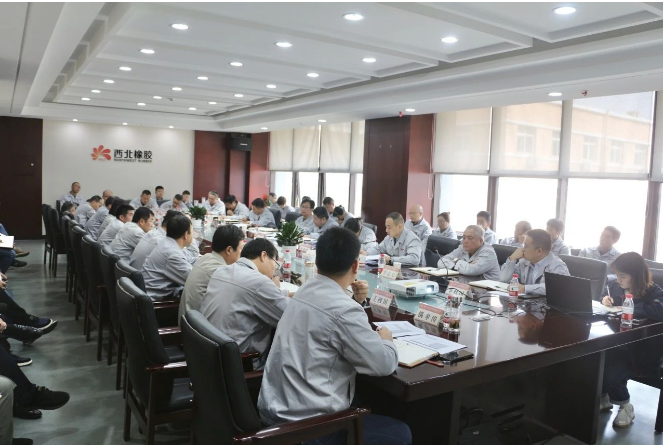 張航偉總經(jīng)理強(qiáng)調(diào)了增強(qiáng)使命感，全員要團(tuán)結(jié)拼搏，全速?zèng)_刺四季度。四季度是全年的關(guān)鍵節(jié)點(diǎn)，也是來(lái)年的起點(diǎn)，因此需要全員共同努力，確保公司能夠提前實(shí)現(xiàn)目標(biāo)，為未來(lái)的發(fā)展打下堅(jiān)實(shí)的基礎(chǔ)。他鼓勵(lì)員工在本職崗位上努力工作，注重細(xì)節(jié)，確保各項(xiàng)工作的進(jìn)展和質(zhì)量，以書(shū)寫新的經(jīng)營(yíng)創(chuàng)效篇章。