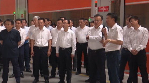 胡廣杰副省長在參觀現(xiàn)場表示，對三元公司近年來在數(shù)字化和智能化方面取得的成就表示高度贊賞。他鼓勵企業(yè)繼續(xù)大力創(chuàng)新，持續(xù)深化改革，保持強勁的活力，力爭成為江蘇省數(shù)字經(jīng)濟的典范企業(yè)。