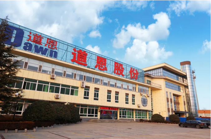 山東道恩高分子材料股份有限公司在最近舉行的業(yè)績說明會上表示，公司色母?，F(xiàn)有產(chǎn)能2.7萬噸，2023年上半年色母粒業(yè)務(wù)板塊實現(xiàn)營業(yè)收入7501.85萬元，主要客戶包括海爾和海信等知名企業(yè)。