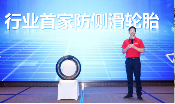 在此次發(fā)布會(huì)上，最令人矚目的是“行業(yè)首家防側(cè)滑輪胎”的發(fā)布。據(jù)介紹，每一款德國驛達(dá)輪胎均采用碳納米管高分子材料制造，這一材料的出色性能顯著提高了輪胎在高速行車急剎和濕滑路面過彎等高風(fēng)險(xiǎn)駕駛狀態(tài)下的安全性，為駕駛員提供更多的安全保障。碳納米管技術(shù)還實(shí)現(xiàn)了百米剎車制動(dòng)在干地縮短4米，在濕地縮短5米的效果，提升了輪胎的性能。
