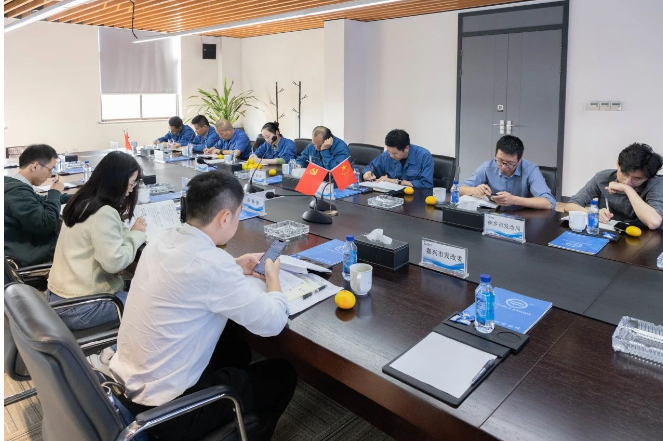浙江省發(fā)展改革委員會(huì)社會(huì)研究室的陳靜靜、曾振偉一行于10月12日在嘉興市發(fā)改委、桐鄉(xiāng)市發(fā)改局領(lǐng)導(dǎo)陪同下前往浙江雙箭橡膠股份有限公司進(jìn)行調(diào)研和指導(dǎo)。雙箭股份董事長(zhǎng)沈耿亮以及副總裁郎洪峰的熱情接待并陪同座談。