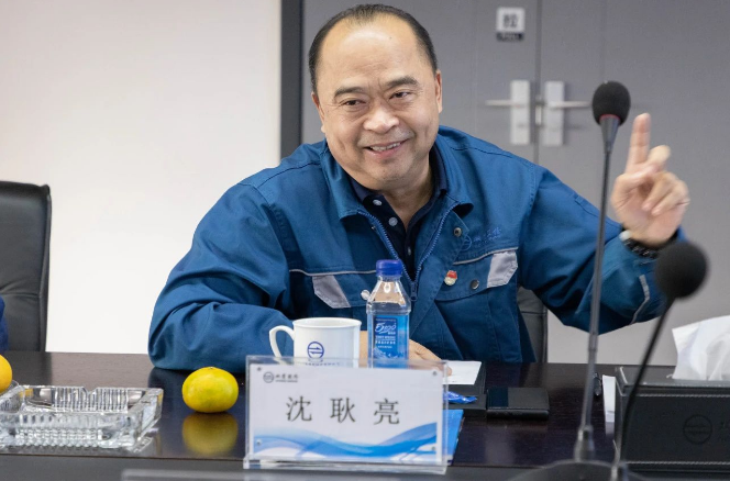 在座談會(huì)上，董事長(zhǎng)沈耿亮熱烈歡迎領(lǐng)導(dǎo)一行的到來(lái)，并對(duì)省、市領(lǐng)導(dǎo)一直以來(lái)的關(guān)心和支持表示感激。圍繞著"兩業(yè)融合"的主題，他詳細(xì)介紹了公司的生產(chǎn)經(jīng)營(yíng)情況、各項(xiàng)投資項(xiàng)目的建設(shè)進(jìn)展以及產(chǎn)業(yè)鏈的延伸發(fā)展規(guī)劃。沈董表示，政府對(duì)民營(yíng)經(jīng)濟(jì)的高度重視是企業(yè)穩(wěn)步發(fā)展的動(dòng)力。雙箭股份將繼續(xù)專(zhuān)注于主營(yíng)業(yè)務(wù)，在物料輸送領(lǐng)域不斷深耕，積極響應(yīng)省政府提出的"兩業(yè)融合"倡議，發(fā)揮龍頭企業(yè)的示范作用，緊抓發(fā)展機(jī)遇，提升市場(chǎng)競(jìng)爭(zhēng)力和行業(yè)影響力，積極推動(dòng)浙江民營(yíng)企業(yè)參與構(gòu)建新的發(fā)展格局。