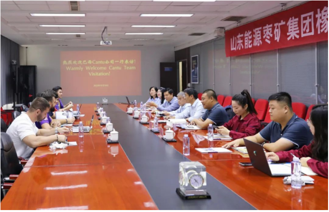 接下來，雙方就深化合作的相關(guān)事宜進行了深入交流與討論。  宋二華表示，豐源輪胎公司將盡最大努力為Cantu公司提供更高品質(zhì)的產(chǎn)品和更優(yōu)質(zhì)的服務(wù)。他希望這次交流成為雙方進一步加強合作與發(fā)展的契機，實現(xiàn)互利共贏。