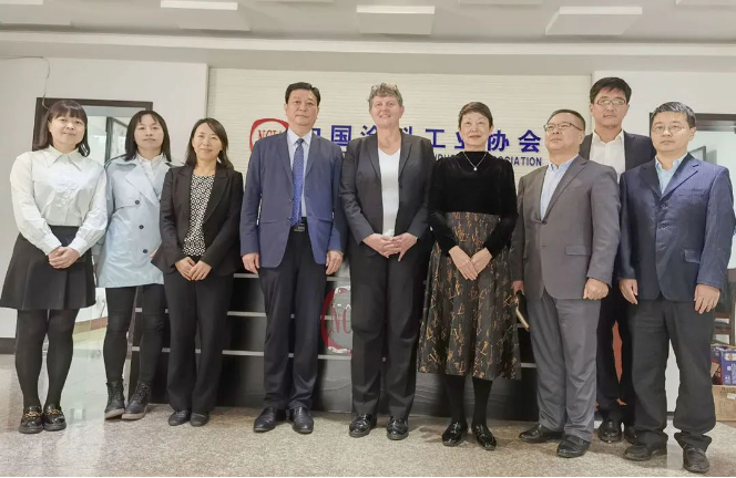 So<i></i>nja Schulte女士表示，她完全贊同劉普軍會長的看法，并表示文森公司對中國涂料行業(yè)懷有深厚的感情，希望與中國合作伙伴進一步深化合作，開展更多涉及中國涂料行業(yè)的業(yè)務。