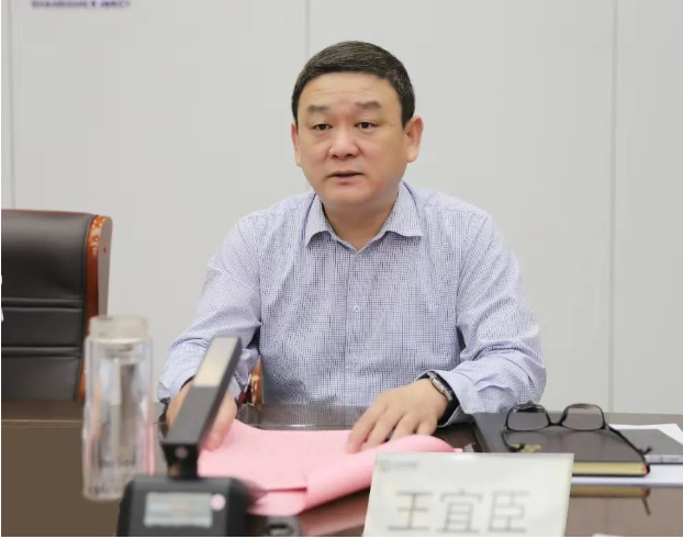 棗礦橡膠公司黨委書記王宜臣主持了會(huì)議，并就貫徹會(huì)議精神提出了要求。他強(qiáng)調(diào)了在安全、環(huán)保、信訪工作上要下更大的功夫，同時(shí)在攻堅(jiān)沖刺方面要采取迅速行動(dòng)。此外，他強(qiáng)調(diào)了拓展升級(jí)的重要性，以促進(jìn)橡膠產(chǎn)業(yè)的持續(xù)發(fā)展。