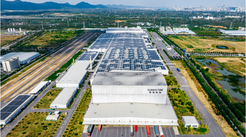 為響應環(huán)保政策，錦湖輪胎南京工廠從2023年7月起，通過光伏發(fā)電來部分供應工廠所需的電力。光伏板安裝在工廠可用屋頂面積上，每年預計可產(chǎn)生16,150MWh的電力，相當于工廠所需電量的20%以上，可以每年節(jié)省超過330萬元的電力成本。尤其太陽能發(fā)電在夏季用電高峰期發(fā)電量最大，有助于緩解當?shù)赜秒娎щy。錦湖輪胎南京工廠一直以綠色可持續(xù)發(fā)展為核心，積極推進智慧工廠的建設，光伏發(fā)電的開啟進一步強化了其環(huán)保智能化工廠的形象，積極響應環(huán)保綠色能源政策。