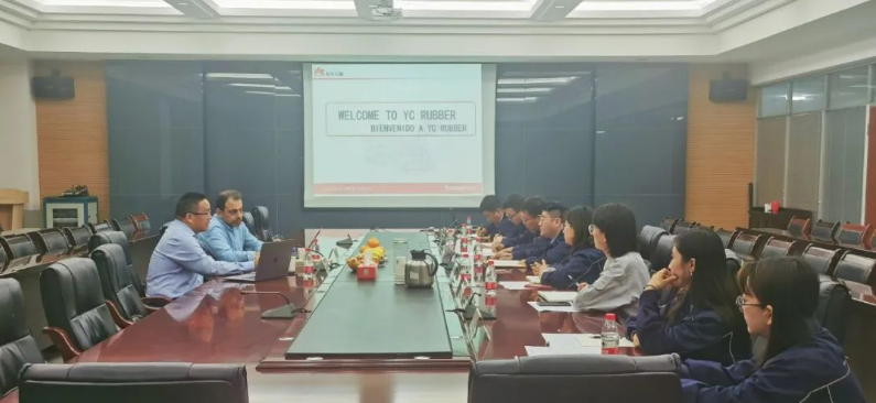 南美地區(qū)的商務(wù)代表蒞臨延長(zhǎng)橡膠公司進(jìn)行考察與交流。延長(zhǎng)橡膠總經(jīng)理張航偉、海外銷售部經(jīng)理李丹等相關(guān)人員，接待來(lái)訪人員。