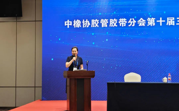 10月18日的論壇上，19名專家、學(xué)者、企業(yè)家從近些年中國經(jīng)濟(jì)發(fā)展的趨勢，膠管膠帶發(fā)展變化，數(shù)字化的改革，技術(shù)的變革等進(jìn)行了交流。三力士股份有限公司董事長吳瓊瑛主持了此次會(huì)議，并就“三力士數(shù)智化發(fā)展之路”作了專題報(bào)告，詳細(xì)介紹了公司在數(shù)字化建設(shè)方面的取得的成就和發(fā)展方向。