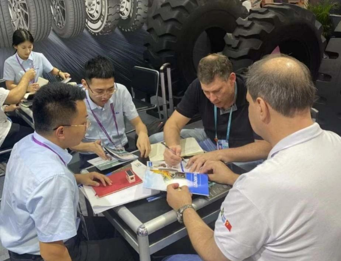 在廣交會(huì)展期內(nèi)，棗礦橡膠的銷(xiāo)售團(tuán)隊(duì)接待了約200名新老客戶，涵蓋了大約50個(gè)國(guó)家和地區(qū)。這些客戶對(duì)公司提供的全品類產(chǎn)品品質(zhì)給予了高度評(píng)價(jià)，對(duì)其表現(xiàn)出極大的滿意度。