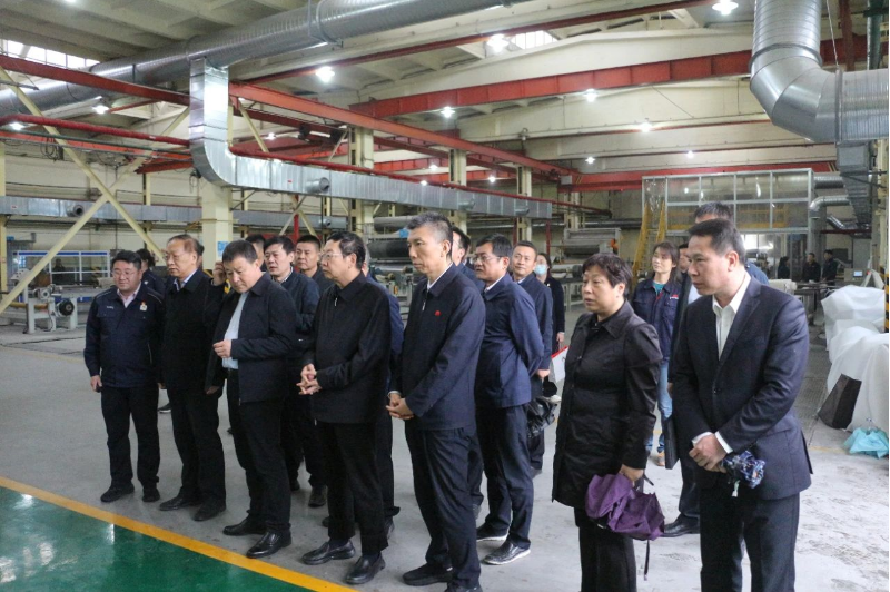 全國(guó)政協(xié)常委、陜西省政協(xié)副主席范九倫一行于10月18日前往陜西延長(zhǎng)石油西北橡膠有限公司，就“強(qiáng)化關(guān)中地區(qū)大氣污染治理”進(jìn)行了深入的民主監(jiān)督調(diào)研。咸陽(yáng)市政協(xié)黨組書(shū)記、主席李曉靜也同行參與了此次調(diào)研。延長(zhǎng)石油集團(tuán)副總經(jīng)理李軍、西橡公司總經(jīng)理兼黨委副書(shū)記張航偉，以及副總經(jīng)理寧博等公司高層也積極參與了此次調(diào)研活動(dòng)。