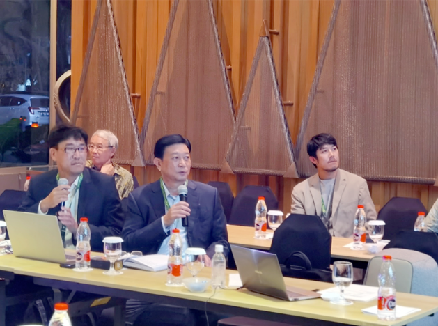 當(dāng)天下午，劉普軍一行再次聚集在世界涂料理事會(huì)(WCC)亞洲區(qū)域線上報(bào)告會(huì)，劉普軍繼續(xù)關(guān)注中國涂料行業(yè)的發(fā)展，為與會(huì)代表呈現(xiàn)了發(fā)展報(bào)告。