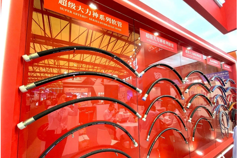 利通科技將產(chǎn)品創(chuàng)新的重心放在“低彎曲、高壓力、長(zhǎng)壽命、多功能”上，特別注重橡膠軟管和傳動(dòng)聯(lián)結(jié)件等領(lǐng)域的技術(shù)創(chuàng)新。公司還著力培育專(zhuān)精特新項(xiàng)目，致力于為工程機(jī)械提供關(guān)鍵核心零部件和一站式解決方案。