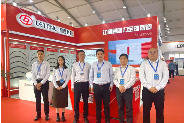 其中，定制化外覆層超耐磨礦用軟管采用高分子材料外覆層，經(jīng)過2000次往復(fù)磨耗試驗，質(zhì)量毫無損失，符合GB/T12721-2007標準。另一方面，超級大力神低彎曲系列軟管以其低于ISO 18752C類標準34%的最小彎曲半徑、高壓力、以及100萬次脈沖次數(shù)的長壽命脫穎而出。這一系列軟管還配備了利通自研軟管接頭和氫化丁腈密封件，具有出色的耐久性。