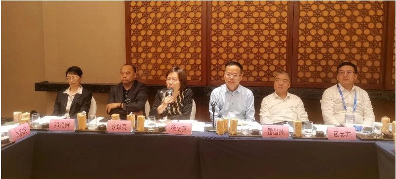 徐文英分享了她通過行業(yè)調(diào)研和企業(yè)走訪得出的結(jié)論，認為成功企業(yè)都有共同點，包括積極的企業(yè)文化、科技創(chuàng)新和長期發(fā)展規(guī)劃。她鼓勵與會代表堅持信念、堅持勤奮工作和追求新的領(lǐng)域，相信中國橡膠行業(yè)將不斷發(fā)展壯大。