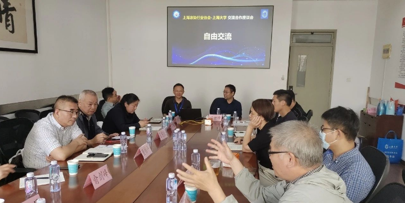 顏世峰主任對(duì)上海涂染協(xié)會(huì)的到訪表示熱烈歡迎，感謝協(xié)會(huì)對(duì)上海大學(xué)的信任。他介紹了材料學(xué)院高分子材料系的發(fā)展歷程、各科室的研究方向以及主要科研成果，提供了豐富的信息。