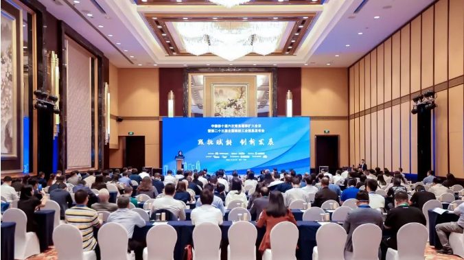 會(huì)議的另一個(gè)主題之一是“數(shù)據(jù)賦能”，各發(fā)言人和嘉賓都帶來(lái)了最新的統(tǒng)計(jì)數(shù)據(jù)信息，分析了不同行業(yè)的經(jīng)濟(jì)運(yùn)行情況以及未來(lái)的發(fā)展趨勢(shì)。