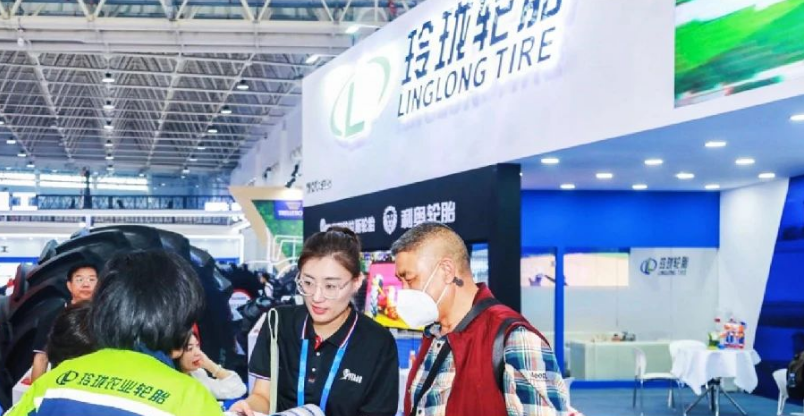 2023年中國國際農(nóng)業(yè)機(jī)械展覽會在武漢國際博覽中心盛大舉行，吸引了來自全球的眾多參展者。山東玲瓏輪胎股份有限公司攜其全系列農(nóng)業(yè)胎產(chǎn)品參展，不僅展示了公司在產(chǎn)品力、研發(fā)力和服務(wù)力方面的卓越實力，還為國內(nèi)外觀眾帶來了一場視覺盛宴。