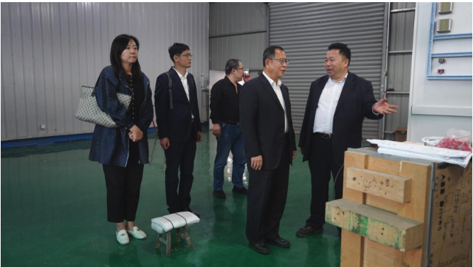 王占杰理事長一行還前往張家港市繁昌機械有限公司進行調(diào)研，得到了公司董事長倪玉標、總經(jīng)理王炳輝、銷售總監(jiān)賀曉杰等公司領導的陪同。他們一同參觀了公司的混配料設備生產(chǎn)裝配車間。