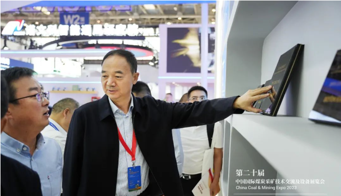 踏歌智行的高級副總裁胡團(tuán)結(jié)分享了他們的"露天礦無人駕駛運(yùn)輸關(guān)鍵技術(shù)及應(yīng)用"。他表示，他們一直在不斷改進(jìn)產(chǎn)品，提供安全、綠色、高效、經(jīng)濟(jì)的無人運(yùn)輸服務(wù)，從而使采礦更加安全和智能。