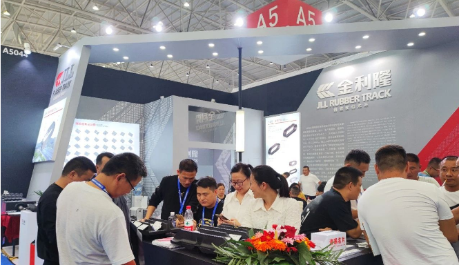 展會上，金利隆橡膠履帶產(chǎn)品展臺吸引了眾多國內外客戶前來參觀和交流。