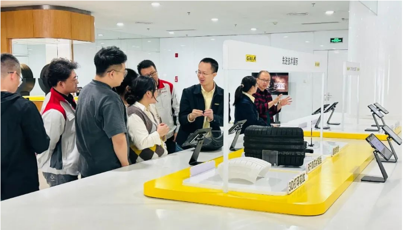 佳通輪胎在長(zhǎng)城汽車(chē)的哈弗技術(shù)中心二樓展廳舉辦“佳通日”技術(shù)展會(huì)，旨在構(gòu)建更緊密的合作關(guān)系，提升服務(wù)質(zhì)量，并夯實(shí)雙方在未來(lái)市場(chǎng)的技術(shù)規(guī)劃和產(chǎn)品布局。這一活動(dòng)為雙方提供了深入交流的機(jī)會(huì)，共同探討未來(lái)高質(zhì)量發(fā)展的途徑。