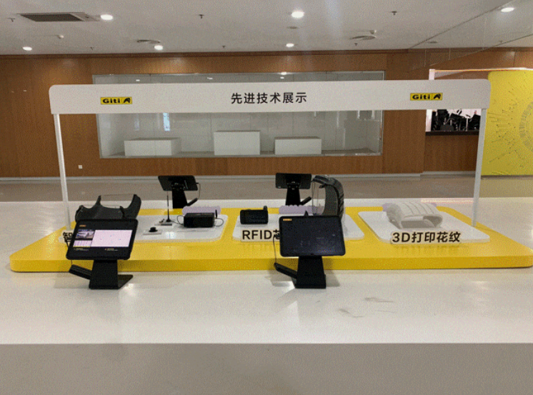 佳通輪胎在長(zhǎng)城汽車(chē)的哈弗技術(shù)中心二樓展廳舉辦“佳通日”技術(shù)展會(huì)，旨在構(gòu)建更緊密的合作關(guān)系，提升服務(wù)質(zhì)量，并夯實(shí)雙方在未來(lái)市場(chǎng)的技術(shù)規(guī)劃和產(chǎn)品布局。這一活動(dòng)為雙方提供了深入交流的機(jī)會(huì)，共同探討未來(lái)高質(zhì)量發(fā)展的途徑。