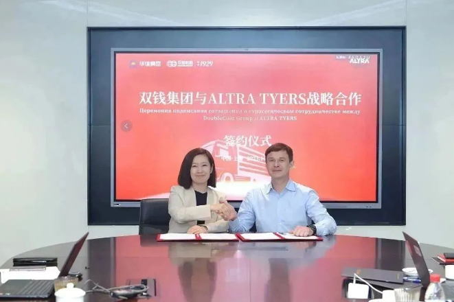 為拓寬市場(chǎng)輻射范圍，日前，雙錢(qián)輪胎集團(tuán)有限公司與ALTRA TYRES公司舉行戰(zhàn)略合作簽約儀式。該合作將深化雙錢(qián)在哈薩克斯坦地區(qū)TBR(卡客車(chē)輪胎)、PCR(乘用車(chē)輪胎)、OTR(工程機(jī)械輪胎)全系列輪胎的銷(xiāo)售，同時(shí)包括海外倉(cāng)儲(chǔ)等項(xiàng)目，為雙錢(qián)公司開(kāi)拓中亞市場(chǎng)帶來(lái)新機(jī)遇。