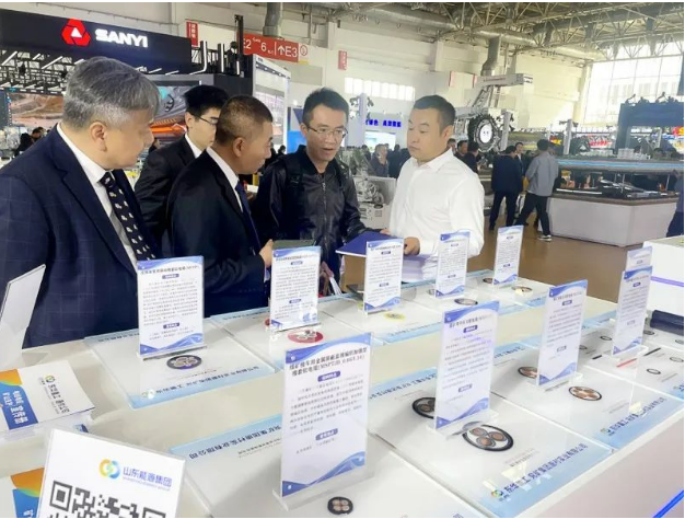 第二十屆中國國際煤炭采礦技術(shù)交流及設備展覽會在北京中國國際展覽中心圓滿收官。本次展會上，山東兗礦集團長龍電纜制造有限公司展示了多項電纜產(chǎn)品，這些產(chǎn)品亮相于東華重工展臺，吸引了能源集團和東華重工的多位領(lǐng)導前來參觀指導。