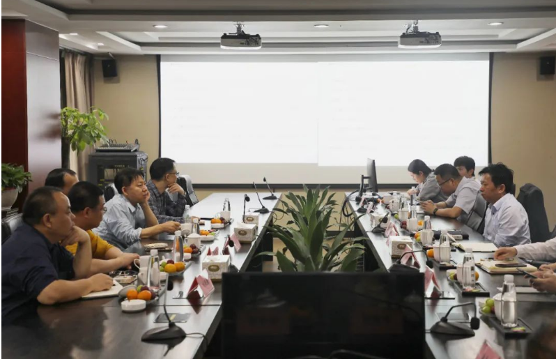 接下來，雙方深入討論了低氣味、低VOC密封條產(chǎn)品的開發(fā)，低動靜比耐老化減震材料開發(fā)，橡膠材料和金屬/塑料基材骨架的粘連性改善等技術(shù)難題，并與建新的技術(shù)團隊一同探討研究課題對實際生產(chǎn)技術(shù)的應(yīng)用和提升，為建新提供了更多科研支持。