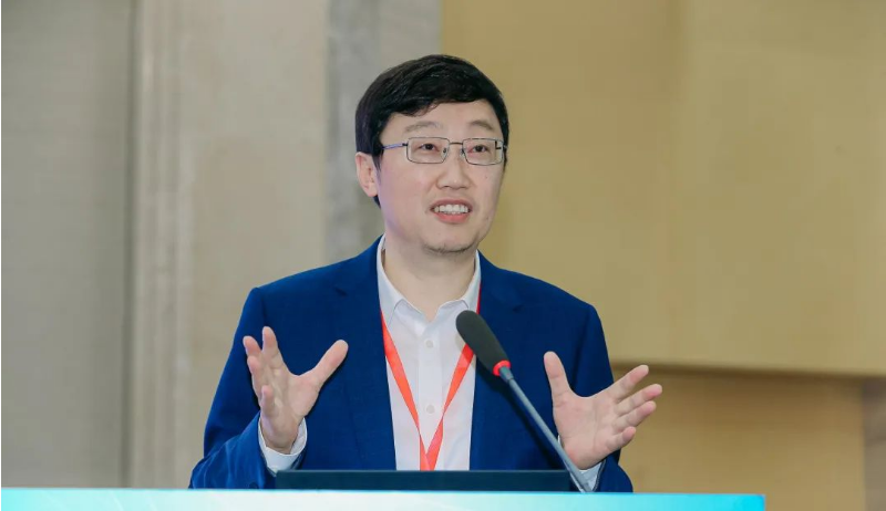 專家委員會(huì)會(huì)議由協(xié)會(huì)秘書長(zhǎng)李迎主持，專家委員會(huì)主任張立群院士對(duì)協(xié)會(huì)專家委員會(huì)的工作結(jié)構(gòu)和專家力量的協(xié)同作用給予高度評(píng)價(jià)，同時(shí)提出了關(guān)于產(chǎn)學(xué)研用深度融合以及合成橡膠行業(yè)高質(zhì)量發(fā)展方向的建議。