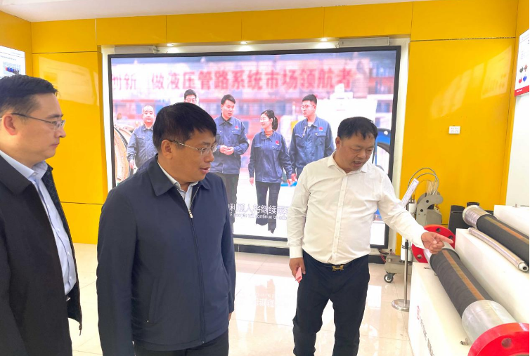 揭牌儀式結(jié)束后，王新會一行在董事長趙洪亮的陪同下，前往利通科技的產(chǎn)品展廳進行了深入調(diào)研，詳細了解了公司的科研創(chuàng)新情況。他鼓勵利通科技繼續(xù)發(fā)揮自身優(yōu)勢，持續(xù)進行科研創(chuàng)新。王新會還參觀了利通科技的科研基地和生產(chǎn)車間，以更深入了解公司在超高壓流體技術(shù)應(yīng)用和市場拓展方面的工作，鼓勵公司在凝聚科技人才、促進自主創(chuàng)新、激發(fā)創(chuàng)造活力等方面發(fā)揮更大的作用，為液壓科技產(chǎn)業(yè)的高質(zhì)量發(fā)展貢獻力量。