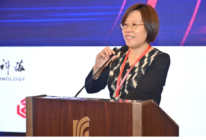 中國(guó)橡膠工業(yè)協(xié)會(huì)會(huì)長(zhǎng)徐文英在會(huì)上致辭，表達(dá)了對(duì)賽象集團(tuán)創(chuàng)始人張芝泉老先生創(chuàng)業(yè)精神的敬意，和對(duì)賽象未來(lái)發(fā)展的良好祝愿。  徐文英在致辭中表示，中國(guó)輪胎排名的一個(gè)重要意義，是用數(shù)據(jù)記載輪胎企業(yè)的發(fā)展變遷，給大家以啟迪和思考。盡管?chē)?guó)內(nèi)輪胎企業(yè)在與國(guó)際巨頭的競(jìng)爭(zhēng)中還有一段路要走，但她強(qiáng)調(diào)，要從五個(gè)方面分析當(dāng)前的盈利因素，警示許多有利因素正在發(fā)生變化，需要謹(jǐn)慎看待明年的市場(chǎng)形勢(shì)。