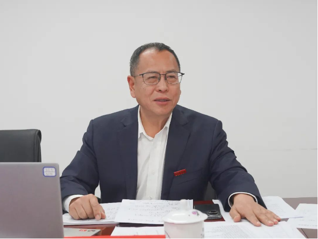 王占杰理事長在總結發(fā)言中首先介紹了我國塑料加工業(yè)前三季度的經(jīng)濟運行情況。盡管面對復雜嚴峻的國際環(huán)境和需求不足，我國塑料加工業(yè)仍在努力應對，總體呈現(xiàn)出穩(wěn)步恢復向好的態(tài)勢。前三季度，各項經(jīng)濟運行指標普遍好于預期，塑料制品產(chǎn)量持續(xù)增加，利潤率呈上升趨勢，出口同比降幅收窄。我國塑料加工業(yè)具有巨大的潛力和韌性，發(fā)展穩(wěn)定，長期向好的基本面仍然堅實。