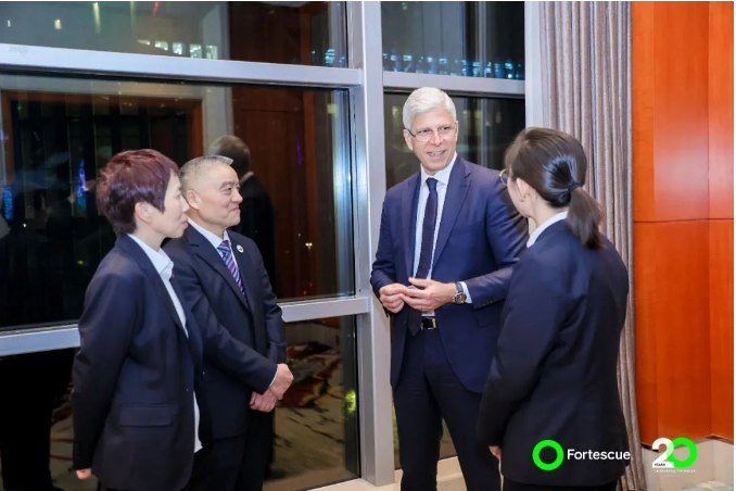寶通科技與Fortescue me<i></i>tals Group的合作關(guān)系深厚，董事長包志方曾多次率團(tuán)前往澳大利亞，與Fortescue在珀斯總部和黑德蘭港等地進(jìn)行密切交流，留下了寶通交流團(tuán)的足跡。Fortescue的現(xiàn)場團(tuán)隊(duì)對寶通的技術(shù)和產(chǎn)品表示高度贊譽(yù)。在2023年，F(xiàn)ortescue的各團(tuán)隊(duì)共三次前來寶通進(jìn)行訪問，雙方就寶通全球化的現(xiàn)場服務(wù)以及新技術(shù)應(yīng)用展開了更深入的探討。特別是在綠色生產(chǎn)和碳中和方面，寶通科技與Fortescue都堅(jiān)定地?fù)碛邢嗤睦砟詈湍繕?biāo)。