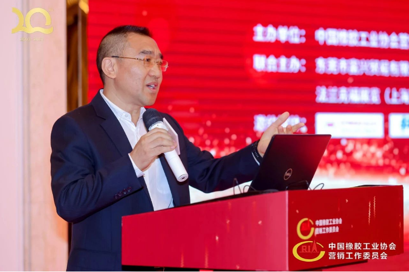 接下來，上一任中橡協(xié)副會(huì)長兼營銷工委理事長朱仁恩做近一年主要工作報(bào)告。同時(shí)寄語新一屆理事會(huì)團(tuán)結(jié)一心，共同努力，開辟中國輪胎經(jīng)銷商行業(yè)新局面。
