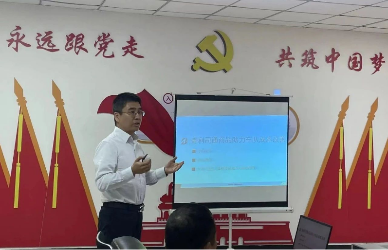 普利司通中國(guó)投資有限公司董錚課長(zhǎng)在會(huì)上詳細(xì)解讀了“普利司通”輪胎的特點(diǎn)、優(yōu)點(diǎn)以及如何實(shí)現(xiàn)省油，為廣大物流企業(yè)實(shí)現(xiàn)成本降低提供了實(shí)質(zhì)性的支持。